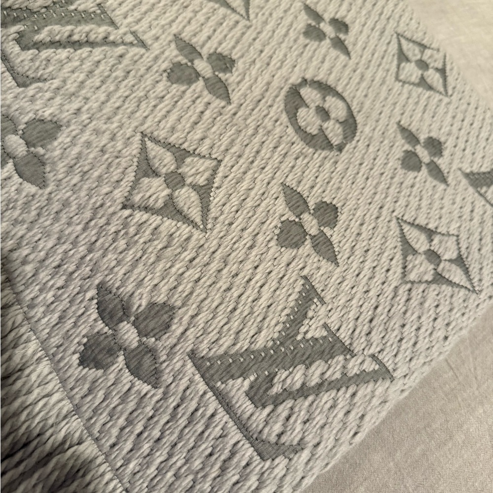 Louis Vuitton Cream and Gray Monogram Knit Scarf - Picture 5 of 5
